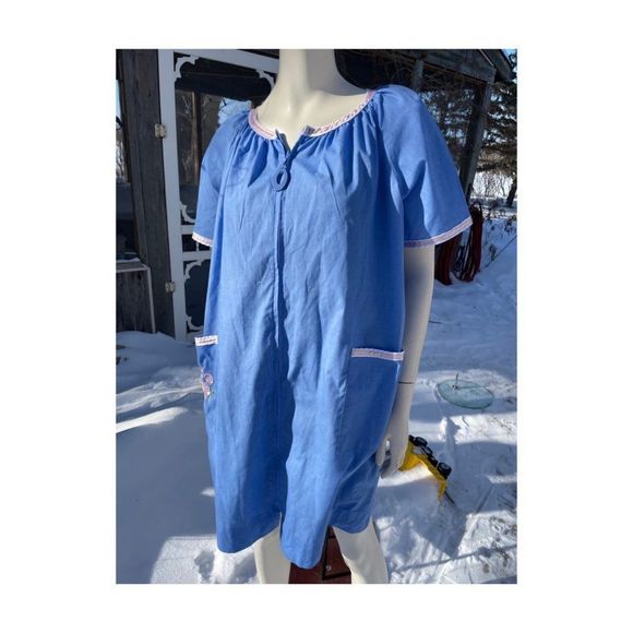 80s Chambray Full Zip House Dress Robe Blue Pink Satin Trim Patch Pocket - Picture 2 of 9
